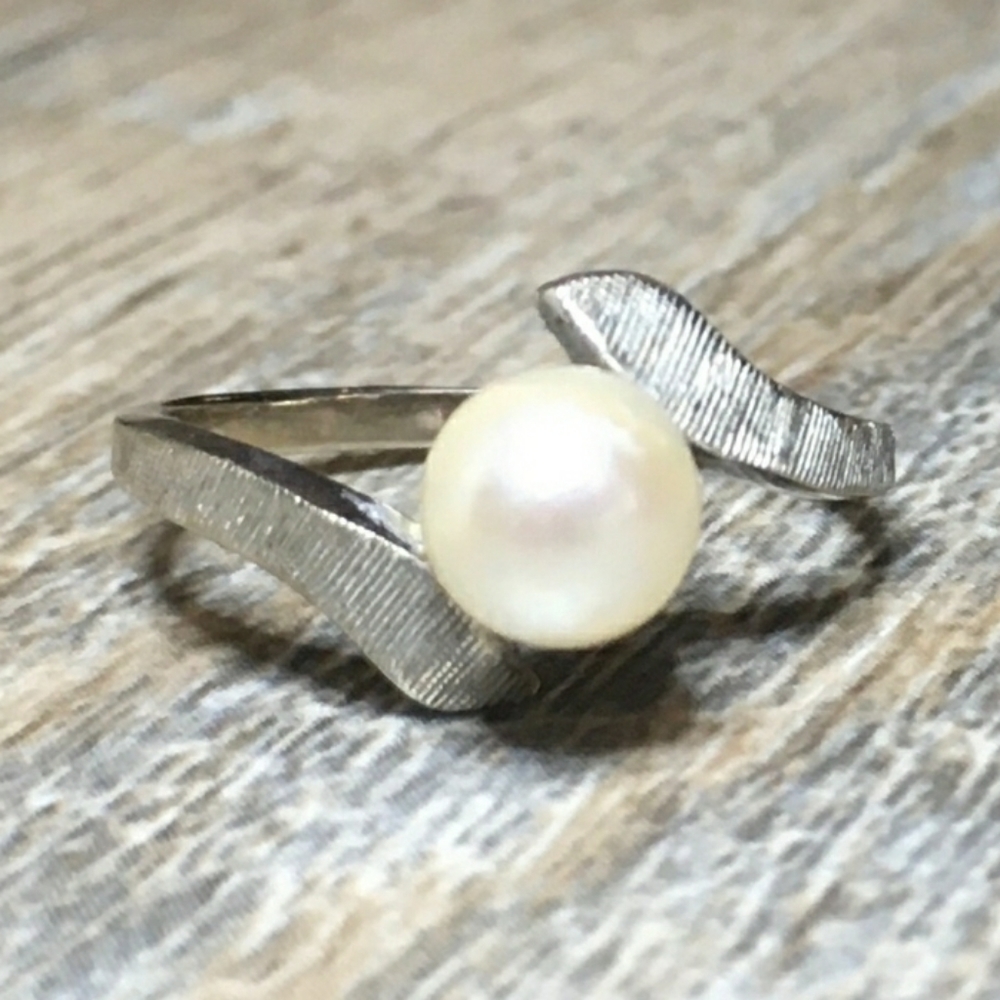 10k white gold bypass pearl ring - Picture 6 of 7